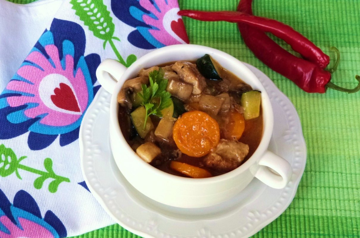 Potrawka z mięsa, warzyw i pieczarek