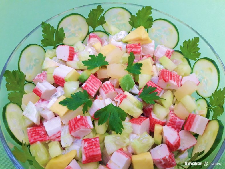 Sałatka z paluszkami surimi, awokado, ananasem i ogórkiem