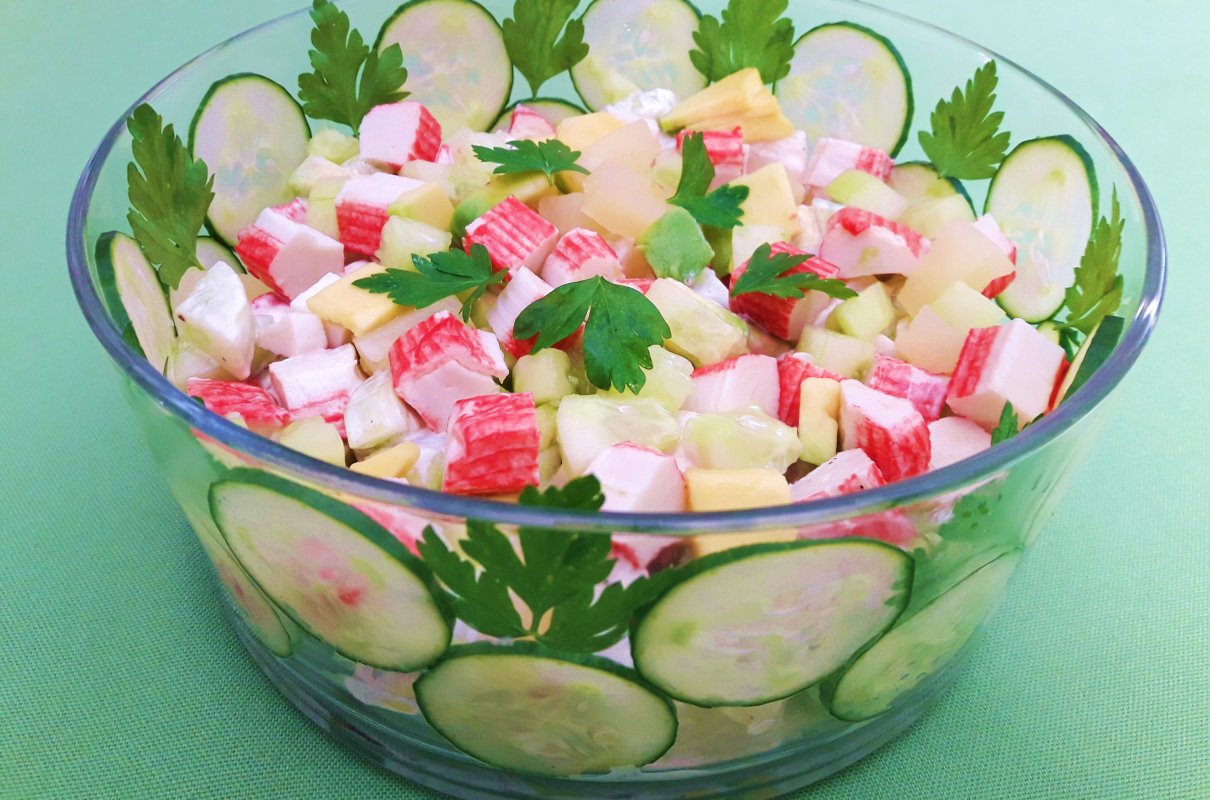 Sałatka z paluszkami surimi, awokado, ananasem i ogórkiem
