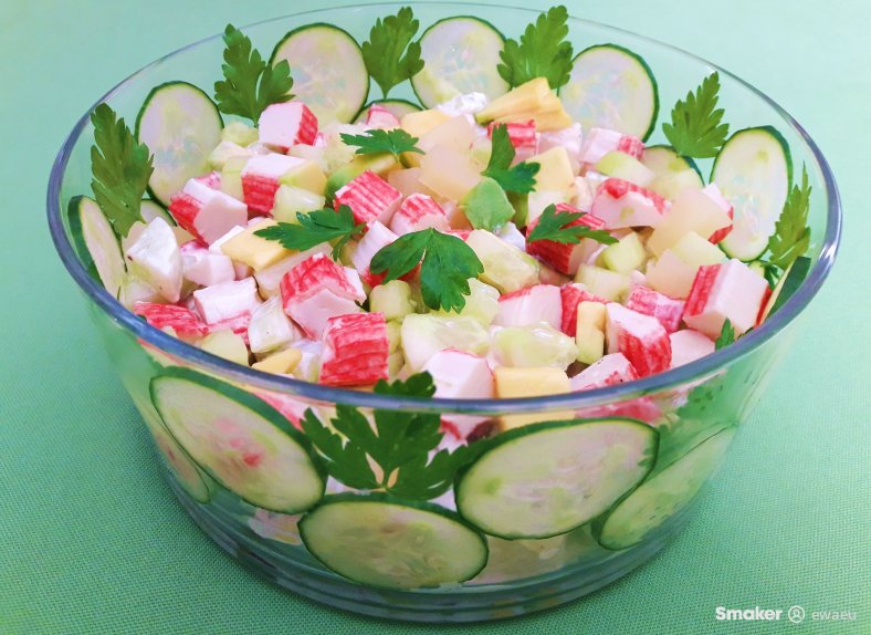 Sałatka z paluszkami surimi, awokado, ananasem i ogórkiem
