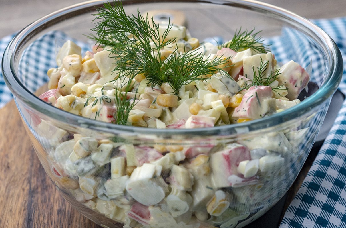 Sałatka z paluszkami surimi