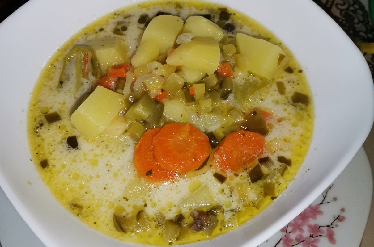 Zupa ogórkowa z ogórkami krojonymi w kostkę