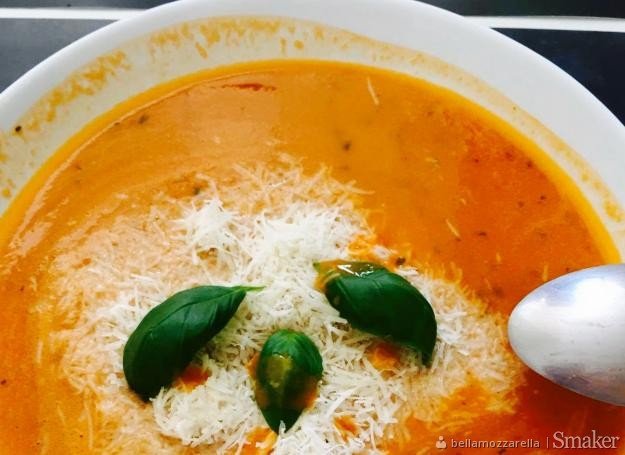 Zupa pomidorowa z czosnkiem i parmezanem