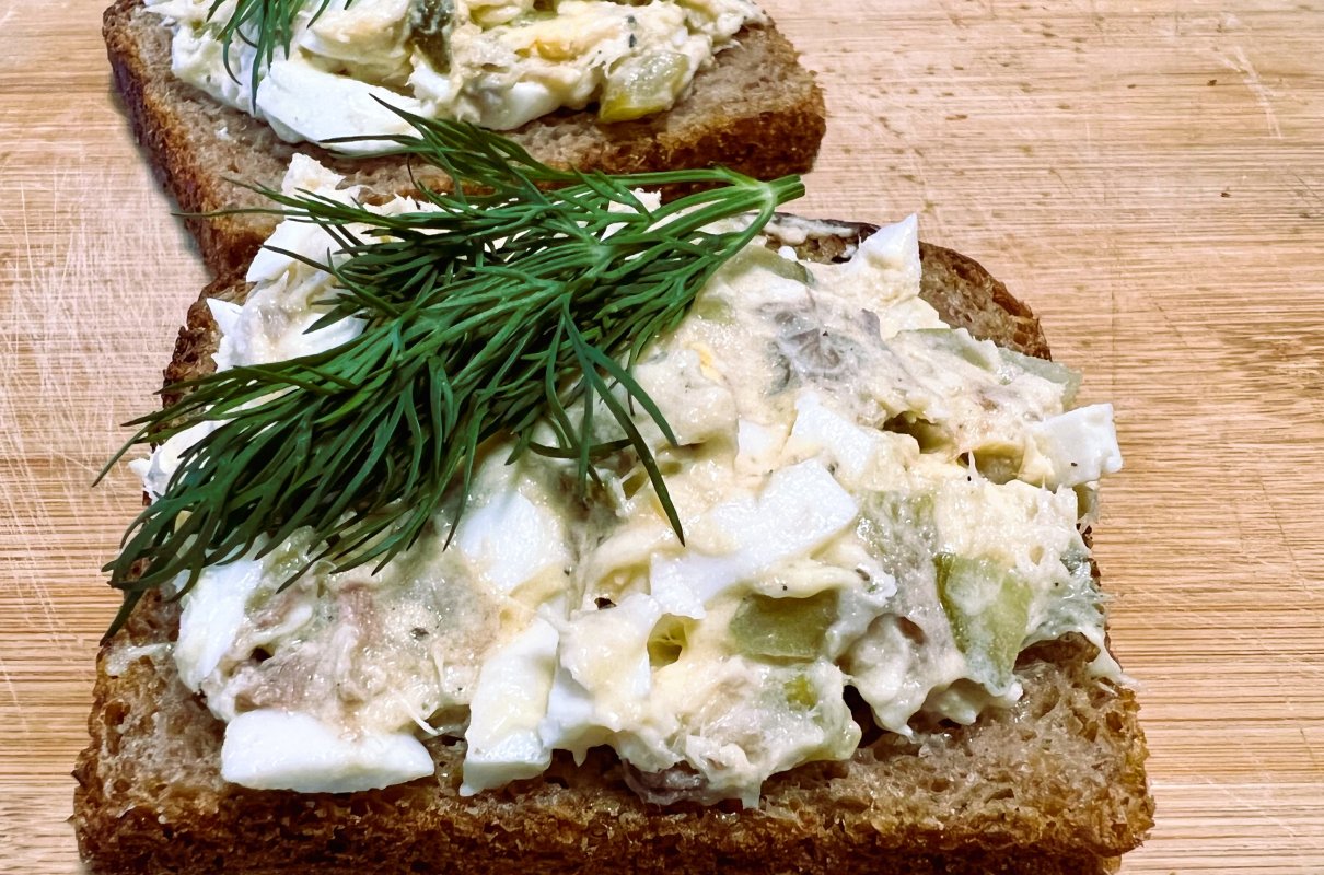 Kanapkowa pasta jajeczna z makrelą