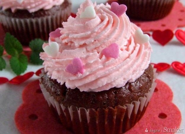 Walentynkowe czekoladowe babeczki z truskawkowym sercem