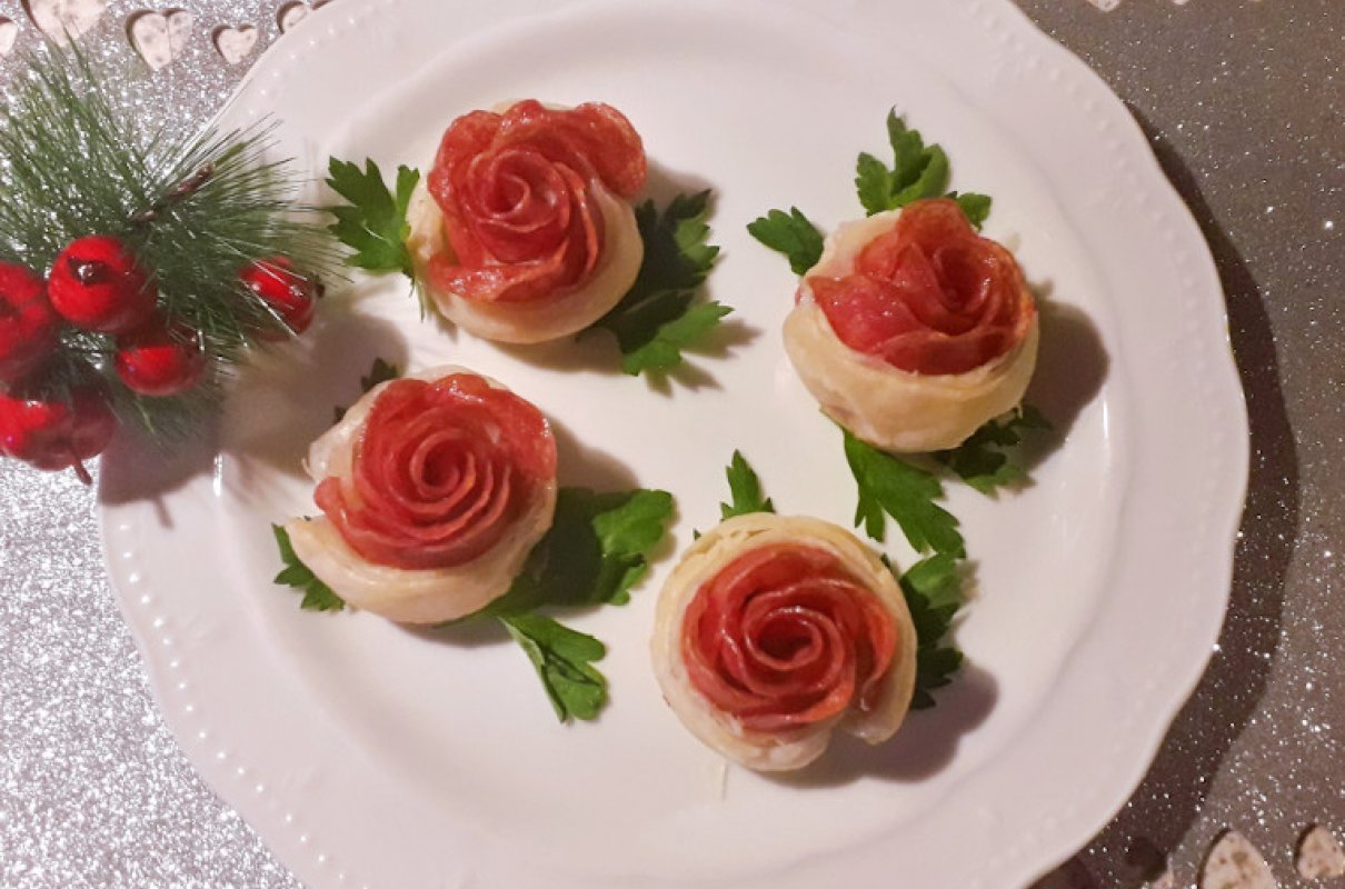 Róże z ciasta francuskiego z salami