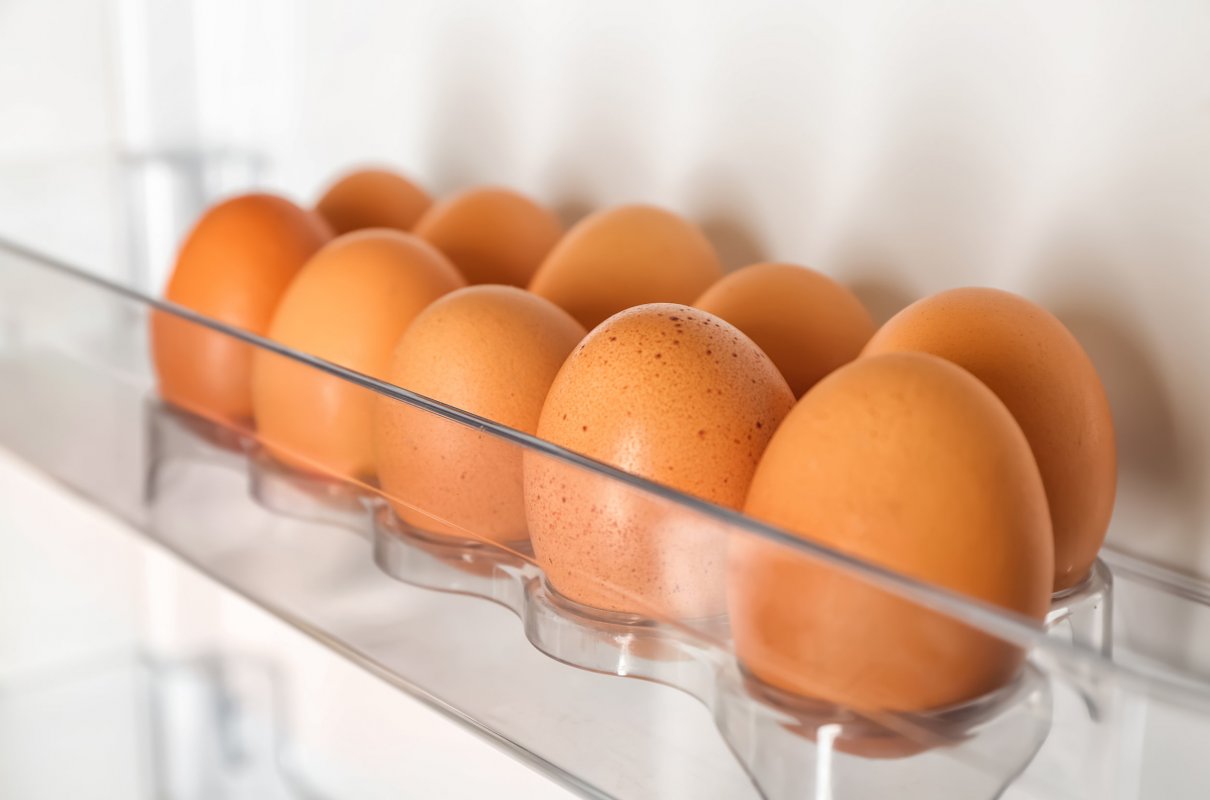 There are some eggs in the fridge. Яйца в холодильнике. Много яиц в холодильнике. Яйца в холодильнике фото. Холодильник цыпленок.