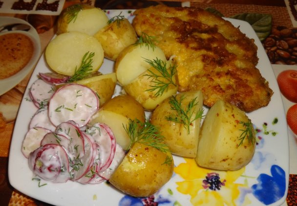 Kotlet schabowy, młode ziemniaki i surówka z rzodkiewki