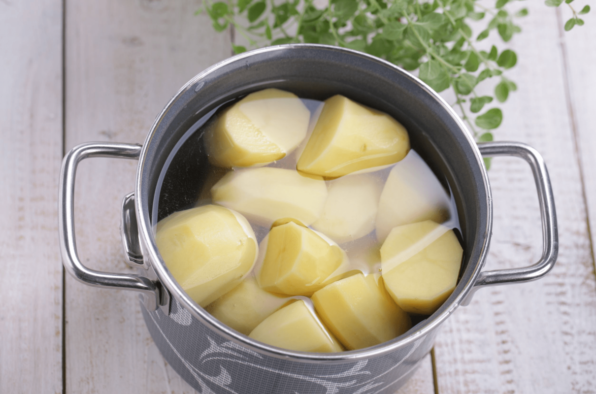 Варить картошку в кипящей воде. Картофель в кастрюле. Отваривание картофеля. Картофель отварной в кастрюле. Вареная картошка.