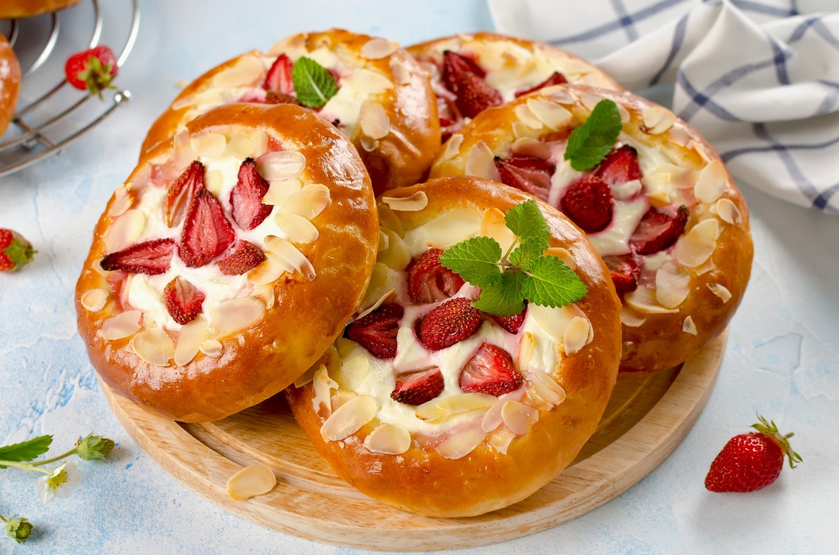 Drożdżówki z truskawkami