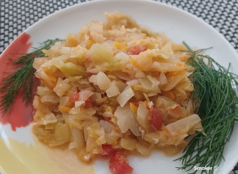  Młoda kapusta z pomidorami 