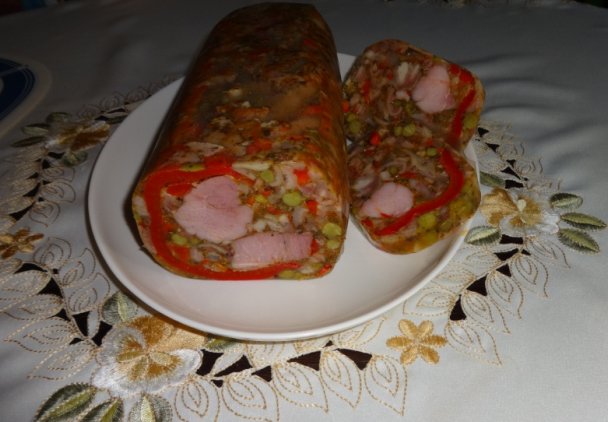 Salceson wieprzowy z papryką i zielonym groszkiem.