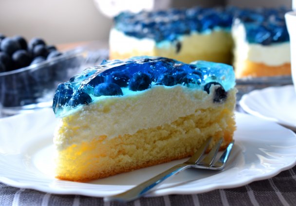 Ciasto z borówkami, kremem budyniowym i galaretką Blue Lagoon