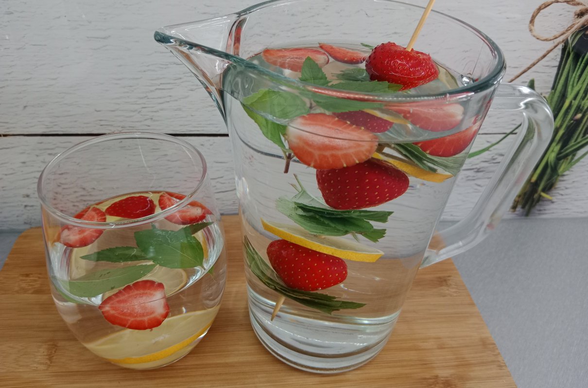 Lemoniada z dodatkiem mięty, cytryny i truskawek