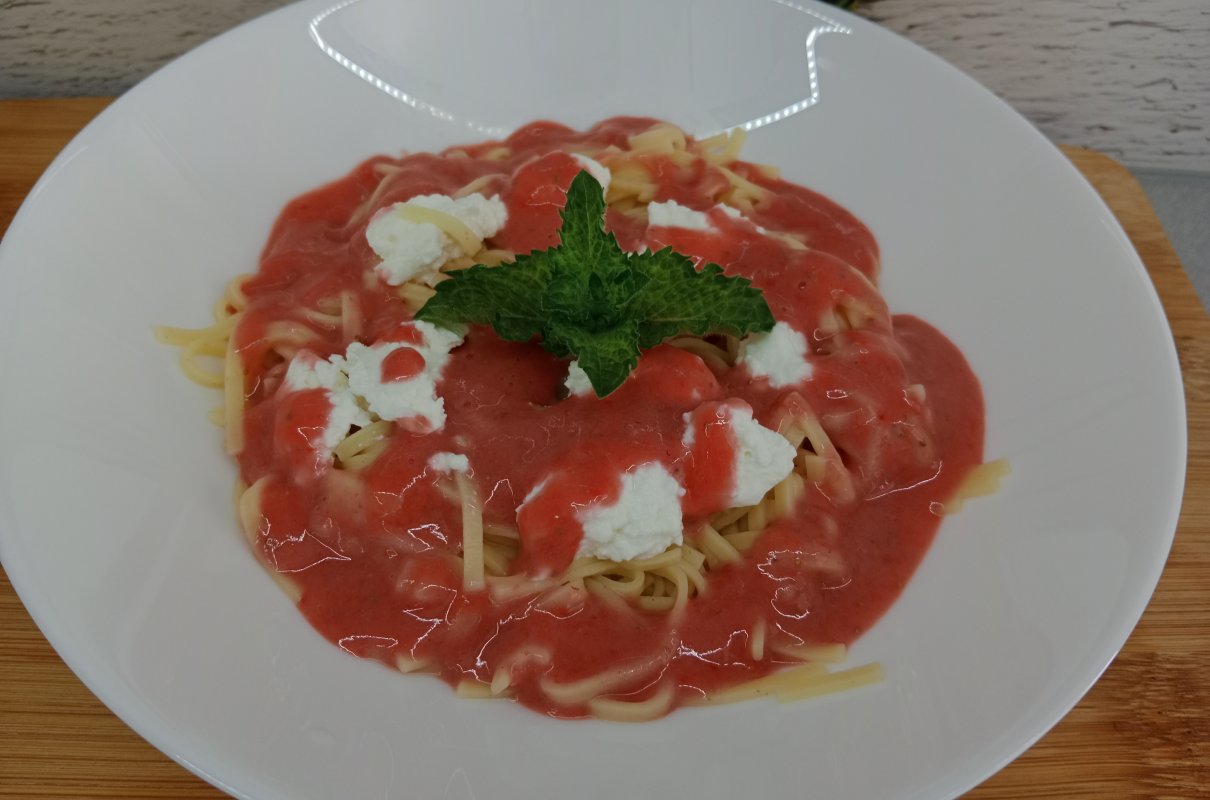 Makaron z truskawkami i białym serem