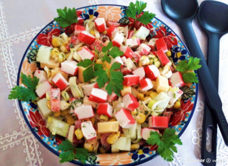 Sałatka z paluszkami surimi i wędzonym żółtym serem