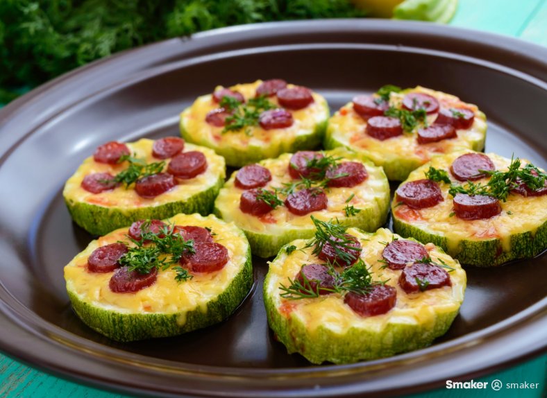  Minipizza z cukinii z pepperoni i mozzarellą 