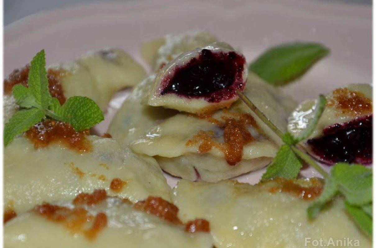 Pierogi z jagodami w cieście ziemniaczano - kukurydzianym