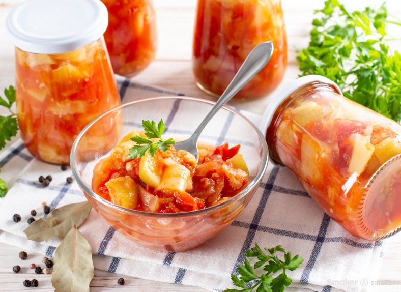  Sałatka do słoików z cukinii, papryki i pomidorów 