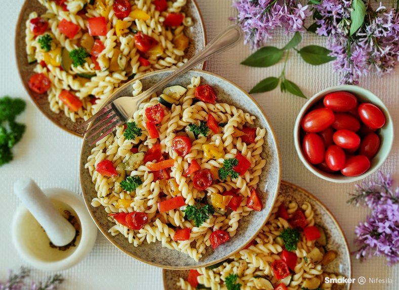 Makaron z warzywami z patelni