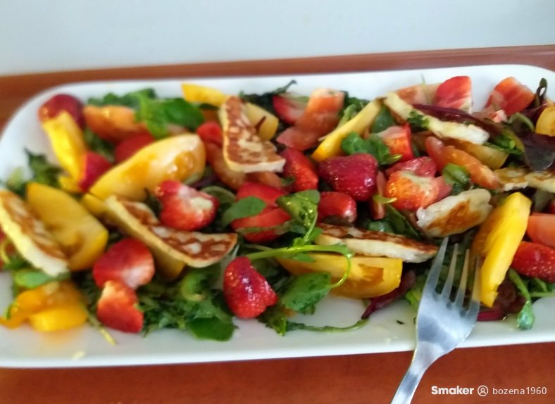 Mix sałat z owocami, grillowanym serem oraz pomidorkami