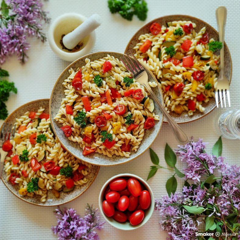 Makaron z warzywami z patelni