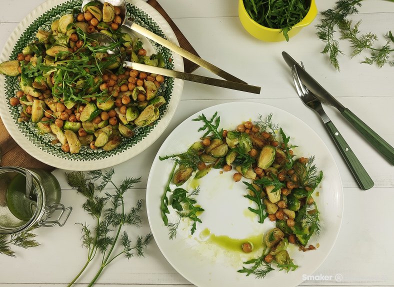 Sałatka wegetariańska z brukselki, cieciorki i rukoli polana oliwą koperkową 