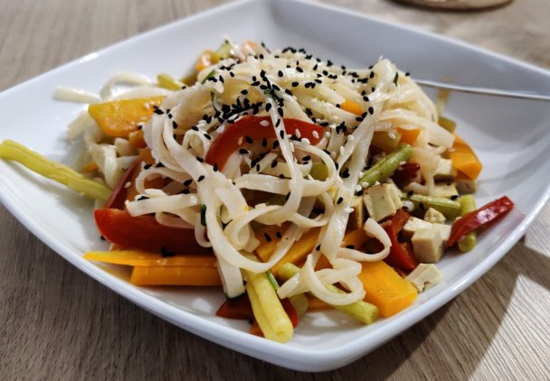 Makaron ryżowy z warzywami