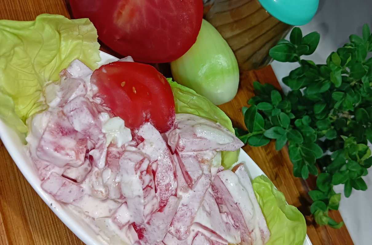 Surówka z cebuli i pomidorów w śmietanie