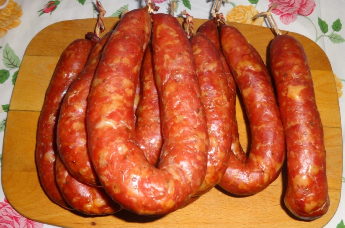 Domowa kiełbasa swojska z wieprzowiny