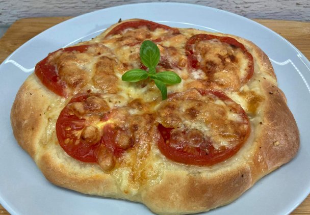 Mini pizza z pomidorami