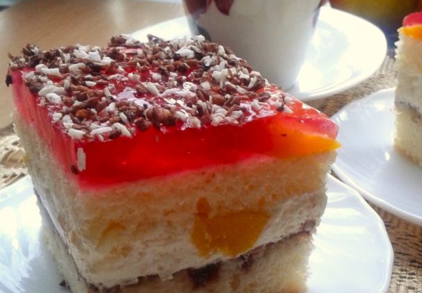 Biszkoptowe ciasto z brzoskwinią i galaretką