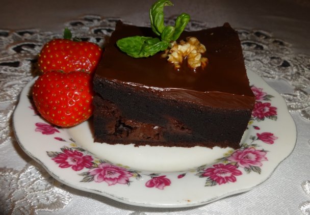 Mocno czekoladowe ciasto brownie.