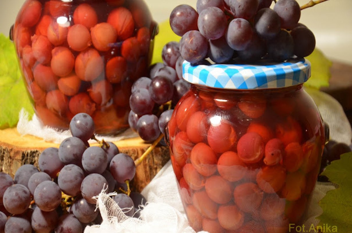 Kompot z winogron w słoikach