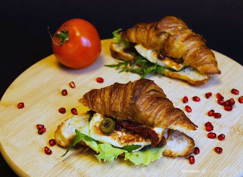  Croissant z halloumi 