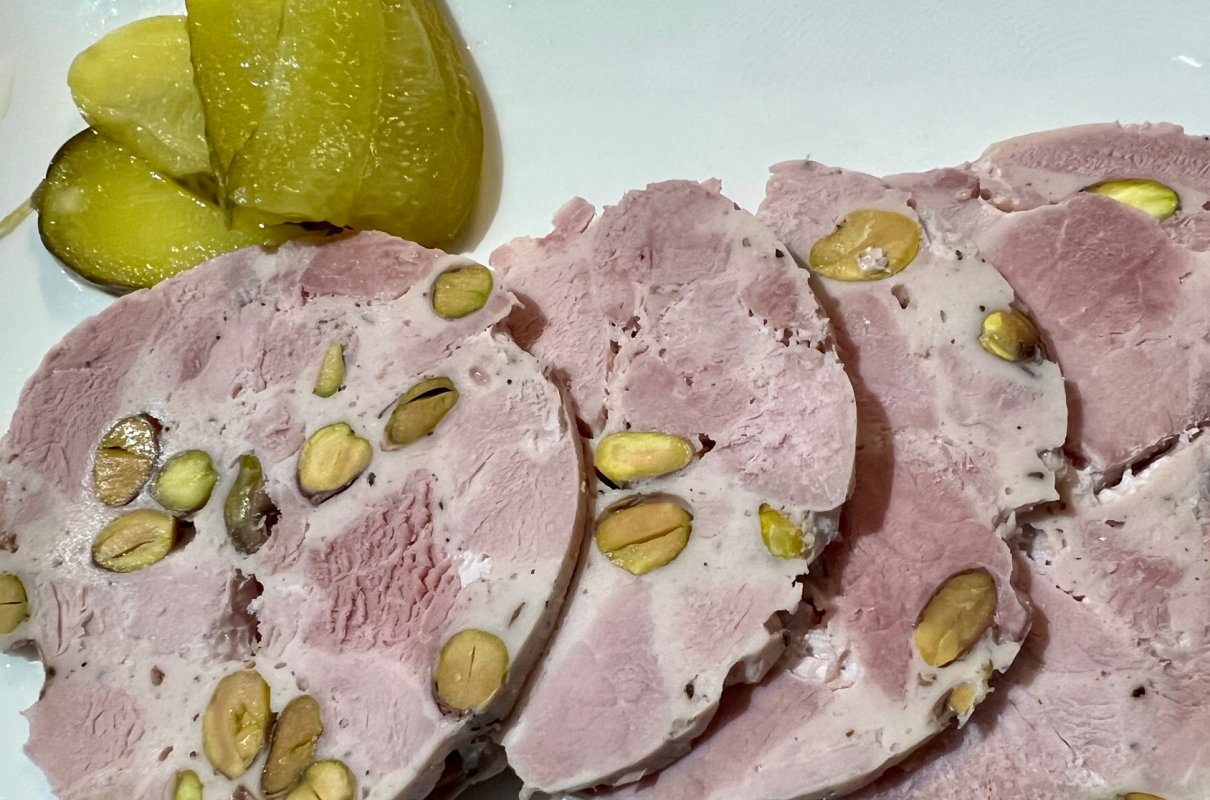 Wędlina z pistacjami z szynkowaru