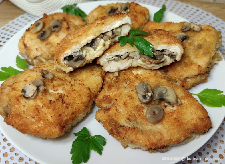 Kotlety z kurczaka faszerowane pieczarkami i mozzarellą