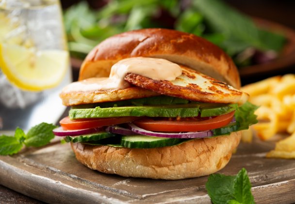Wegeburger z grillowanym serem halloumi