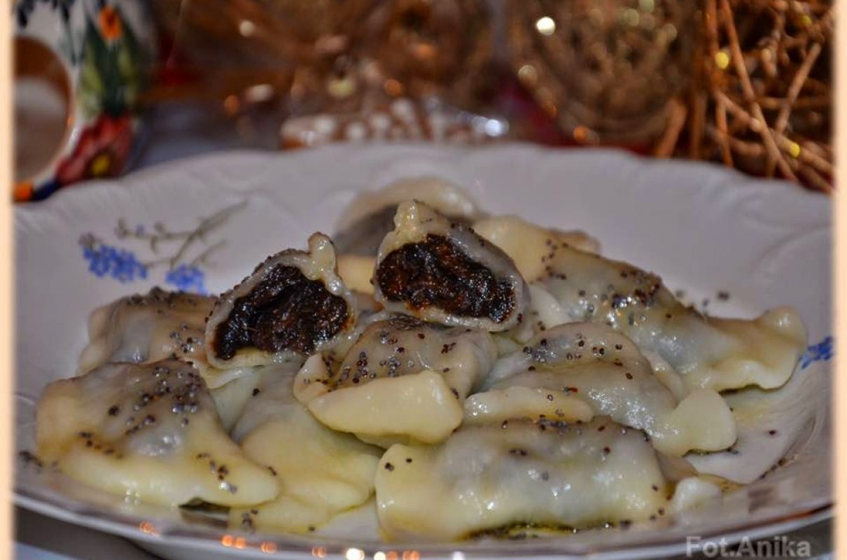 Pierogi z wędzoną śliwką i masłem miodowo - makowym