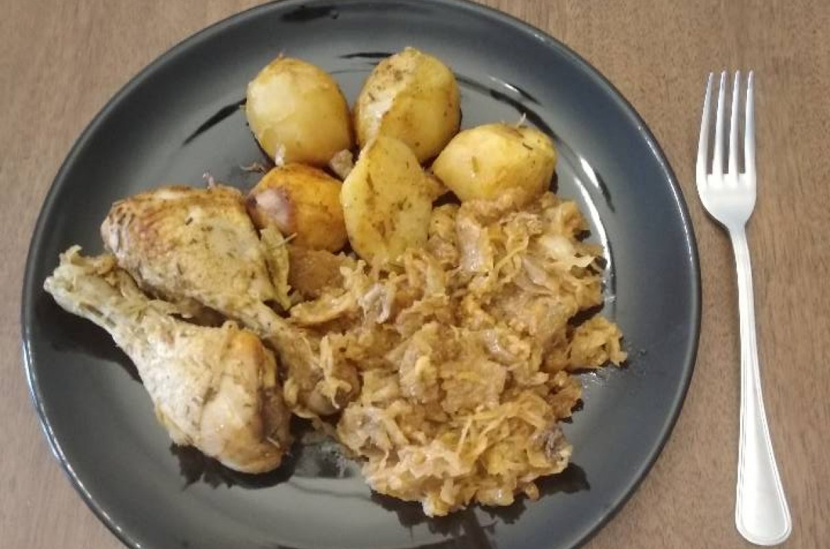 Pałki z kurczaka pieczone w kiszonej kapuście