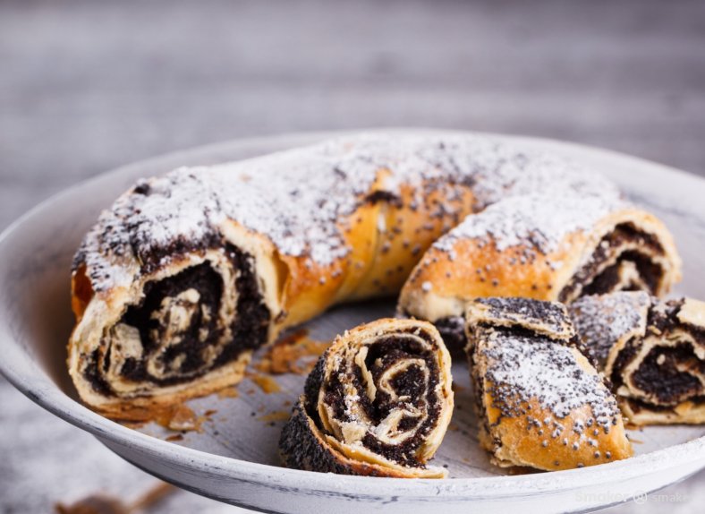 Rolada makowa z ciasta francuskiego