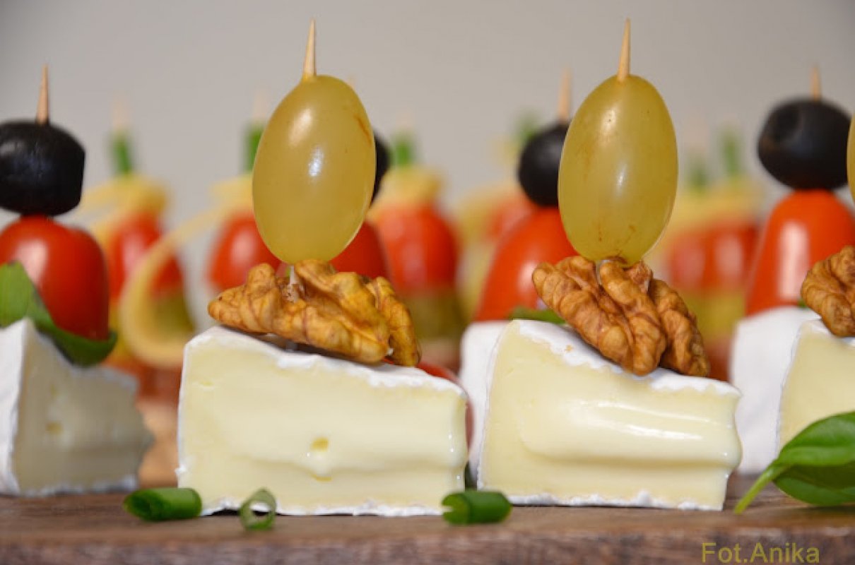 Koreczki imprezowe z sera camembert, orzechów włoskich i winogron