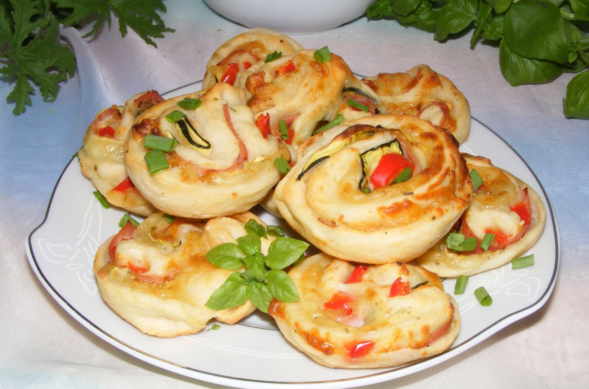 Pizza rolls z sosem czosnkowym, serami, szynką i grillowaną cukinią