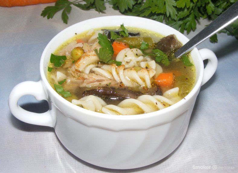 Rosół z indyka z warzywami i opieńkami