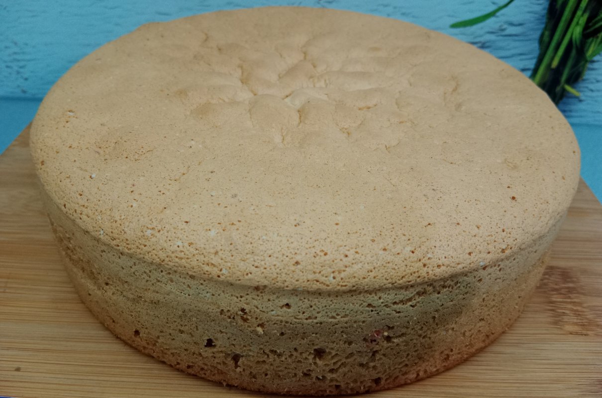 Malinowy biszkopt na tort