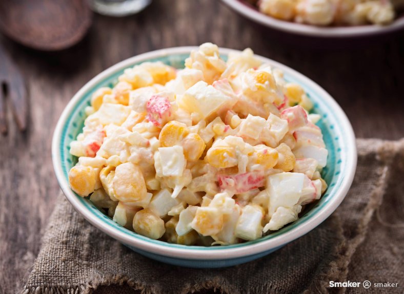 Sałatka z surimi i ananasem