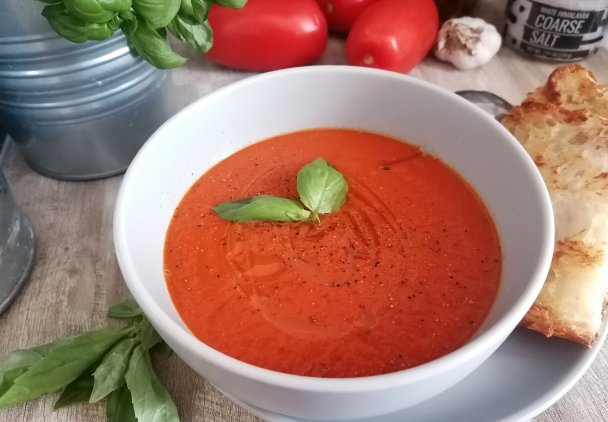 zupa z pieczonych pomidorów z bazylią