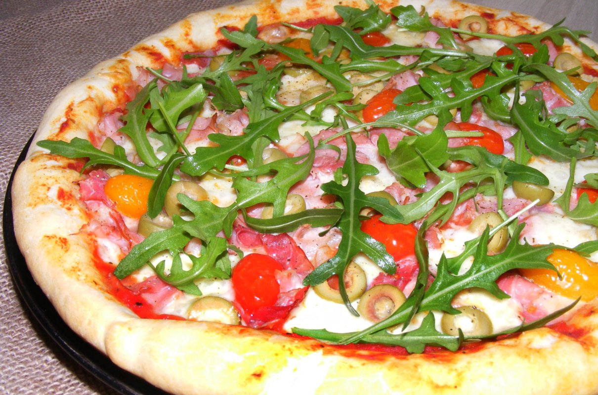 Pizza Z Mozzarell Pomidorkami Szynk Parme Sk I Rukol