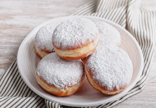 Jak zrobić pączki bez smażenia? Wychodzą niezwykle lekkie i puszyste