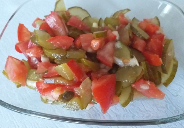 Sałatka z ogórków kiszonych i pomidorów